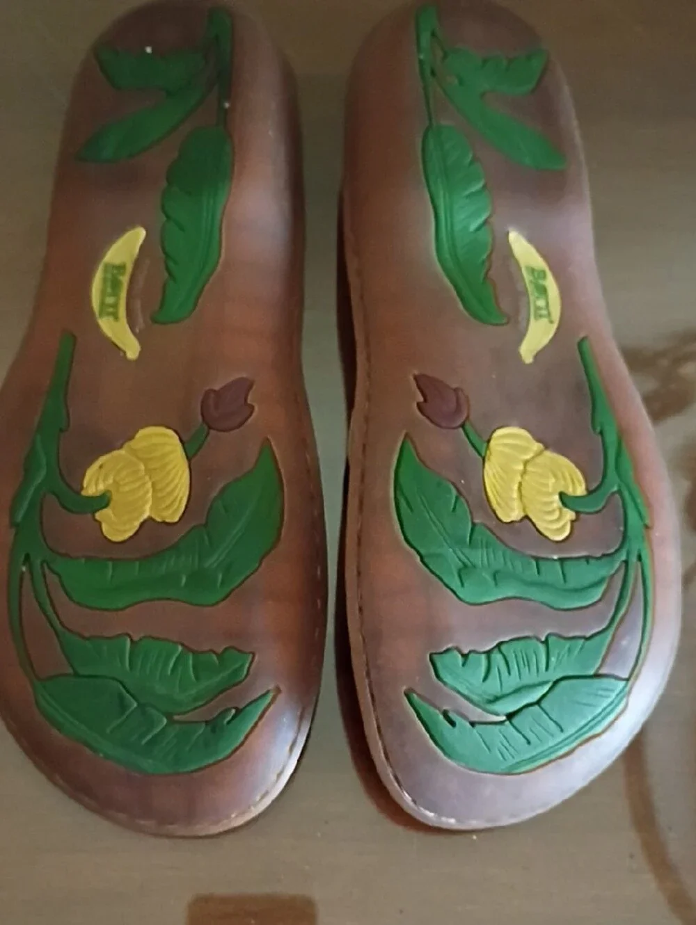 Born Metallic Gold Leather Thong Sandals for Women.  Size 10M